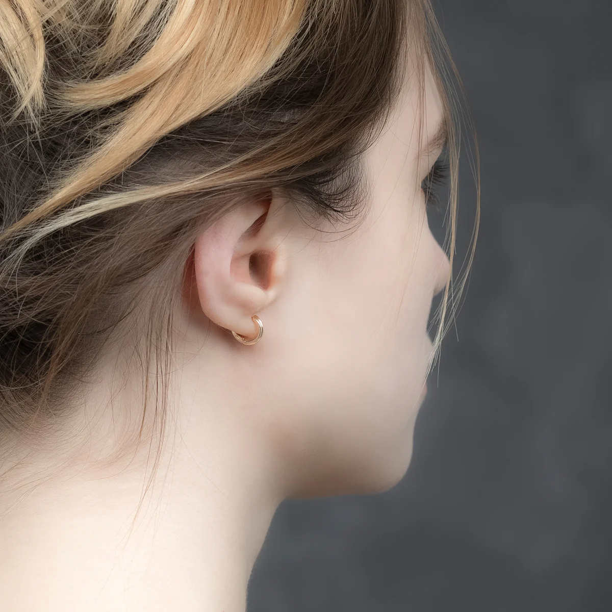 18K DUNE Oval Hoop Earring Small size - Image 2