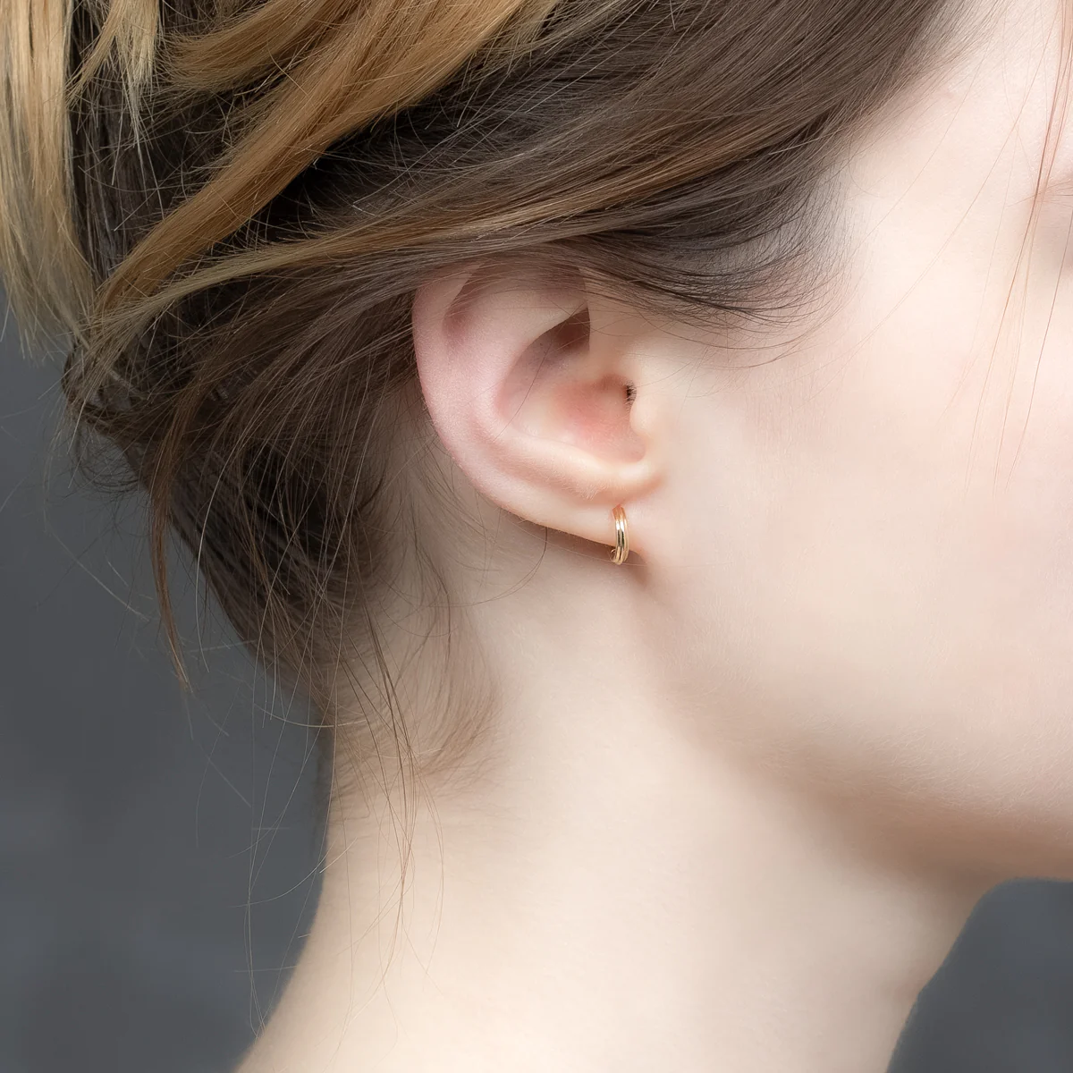18K DUNE Oval Hoop Earring Small size - Image 4