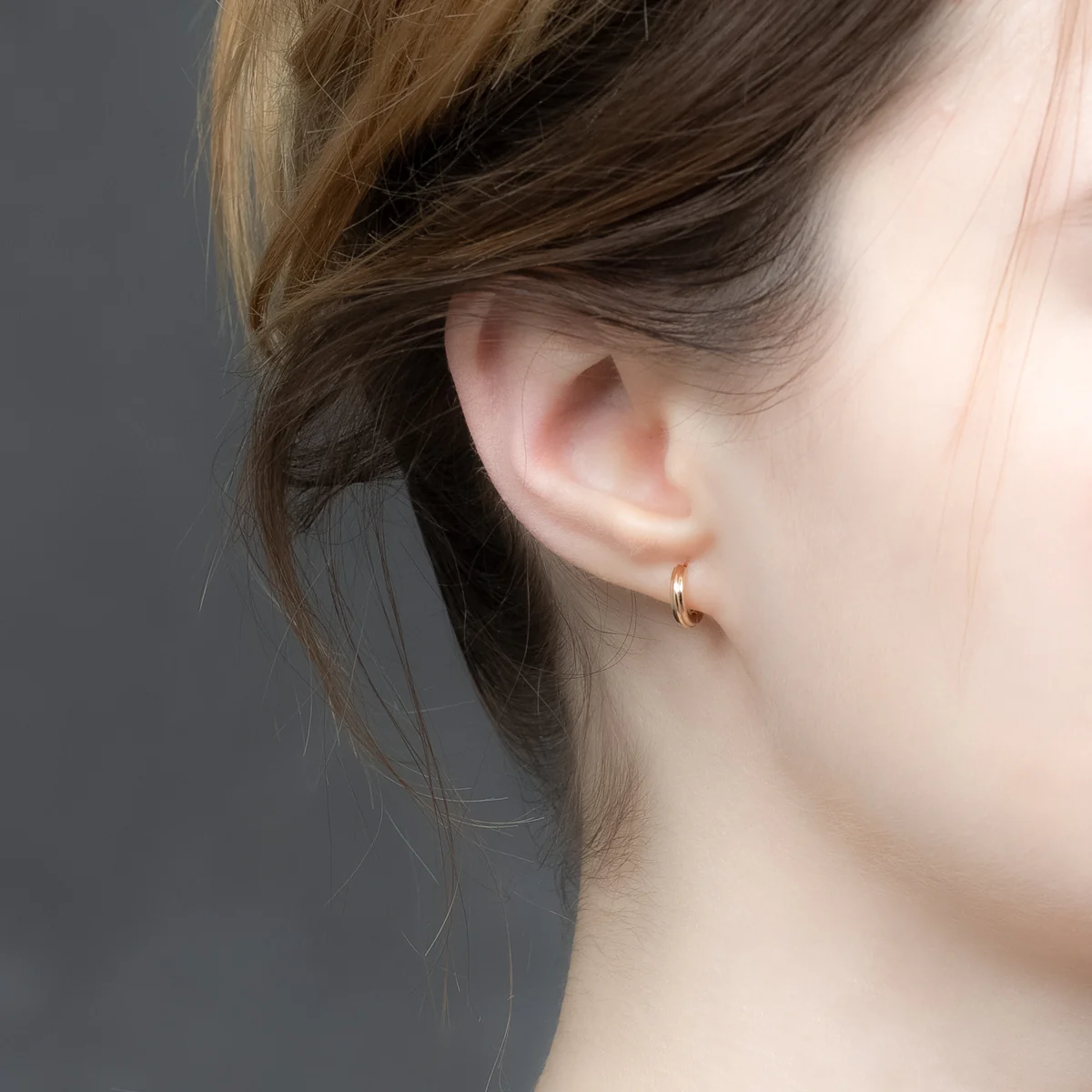 18K DUNE Oval Hoop Earring Small size - Image 5
