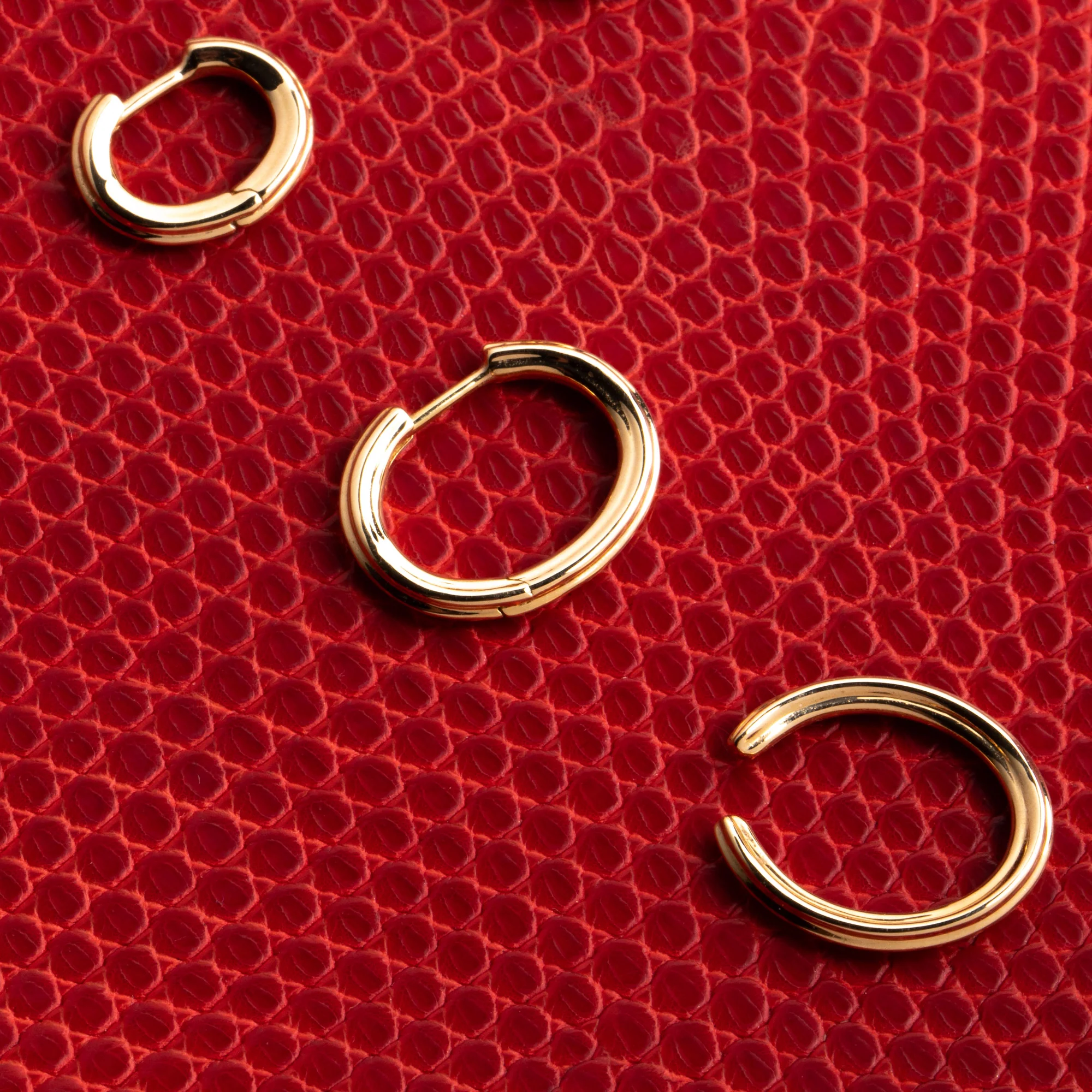 18K DUNE Oval Hoop Earring Small size - Image 6