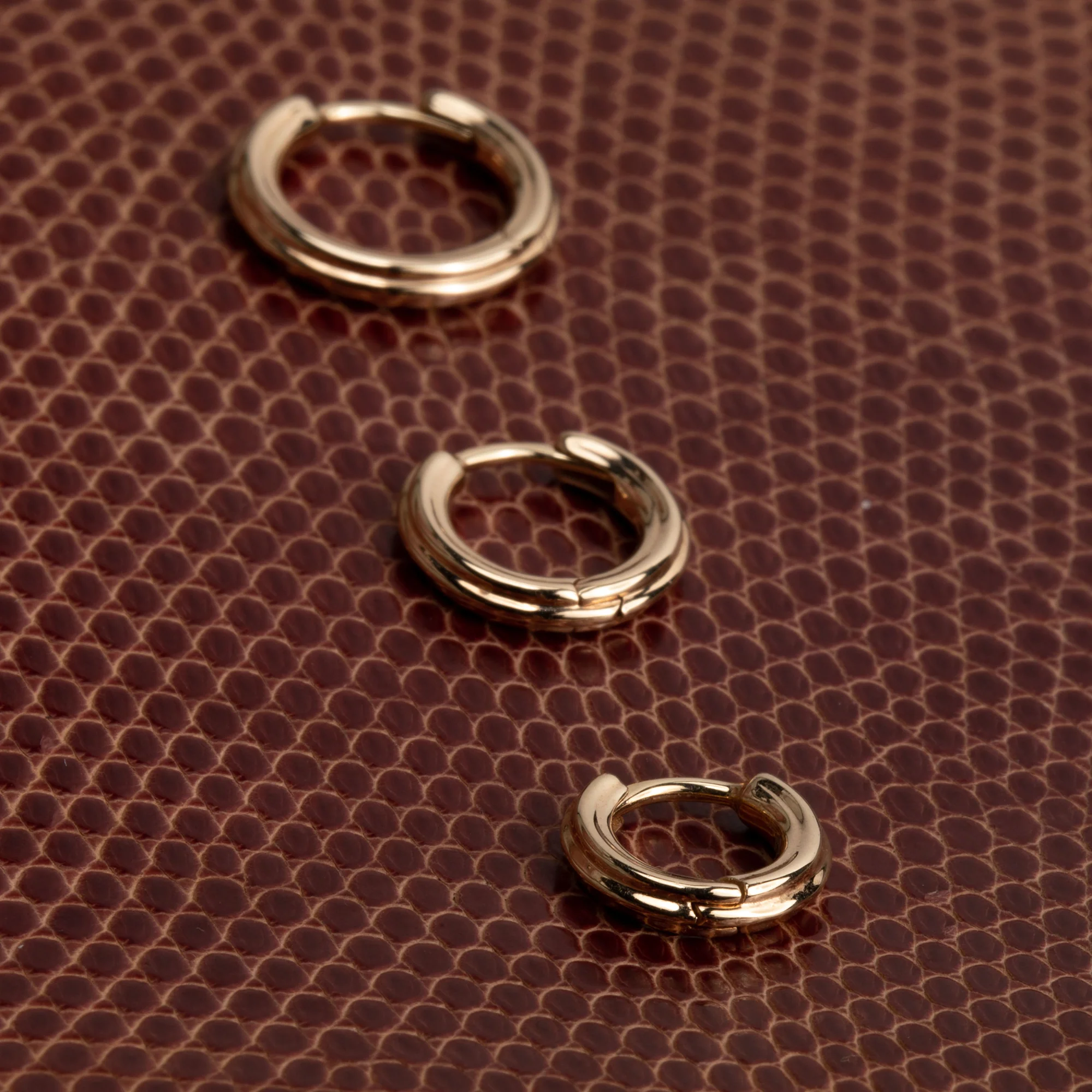 18K DUNE Huggie Earring Extra Small size - Image 6