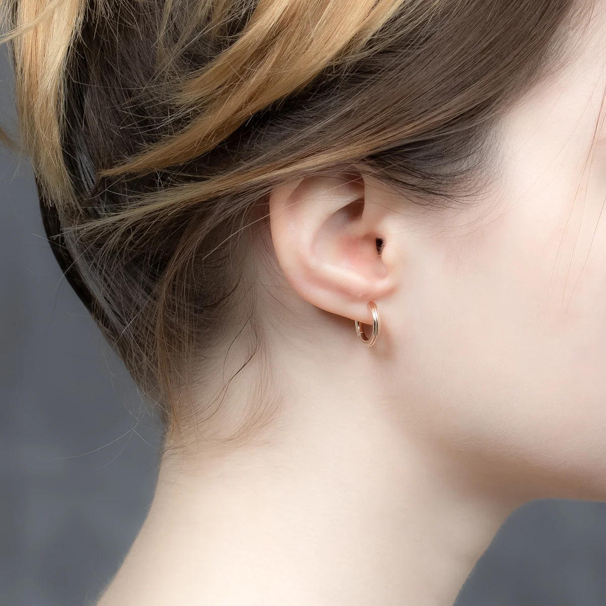 18K DUNE Hoop Earring Medium size - Image 2