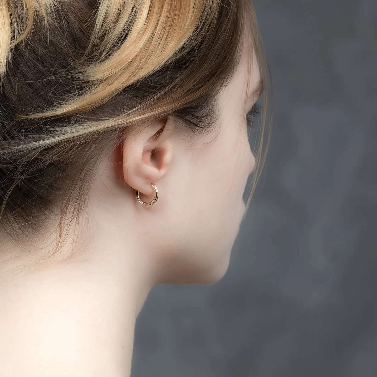 18K DUNE Hoop Earring Medium size - Image 4