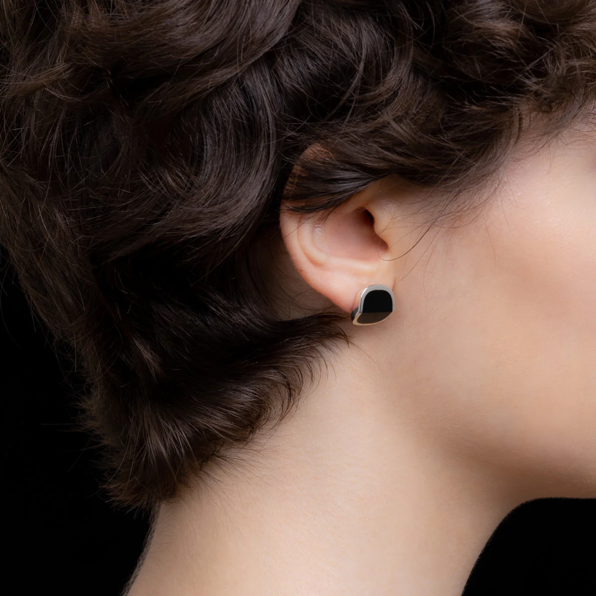 EQUINOX-Pyramid Onyx Earring - Image 2