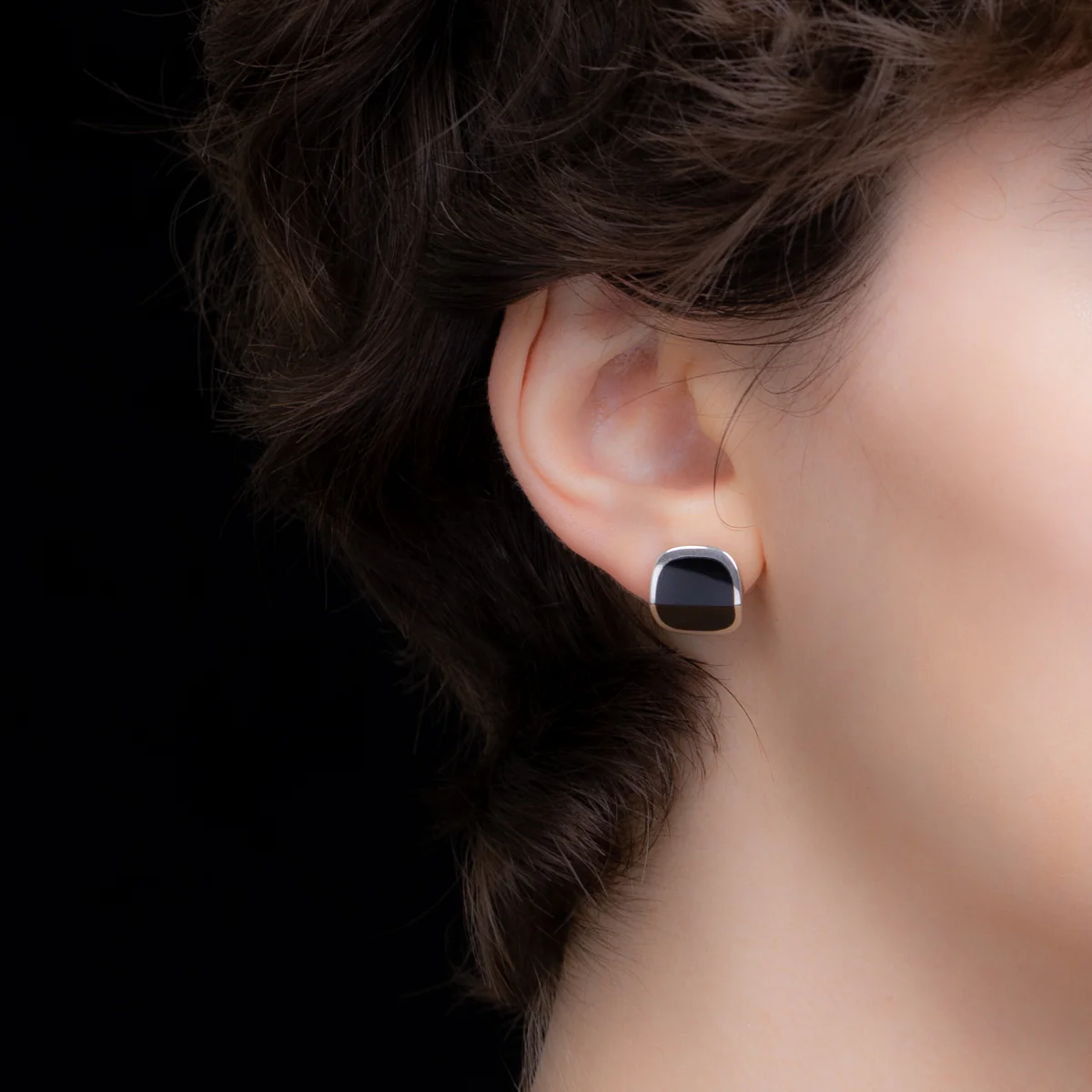 EQUINOX-Pyramid Onyx Earring - Image 4